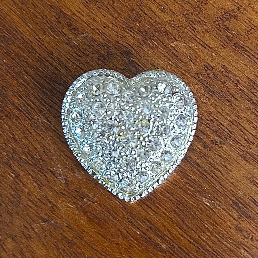 Elegant silver tone heart-shaped sparkly brooch